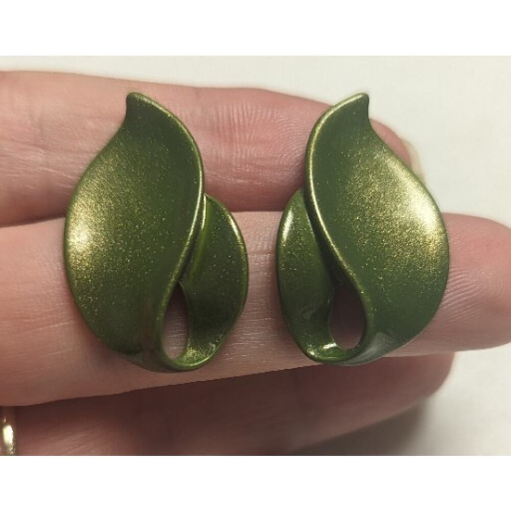 Vintage Earrings Avocado Green Swirl Leaf Huggie Elegant Shimmer Finish Retro - Picture 2 of 7